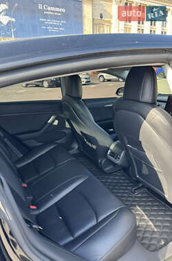Седан Tesla Model 3 2022 в 