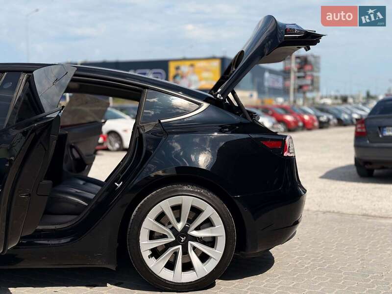 Седан Tesla Model 3 2021 в Львове