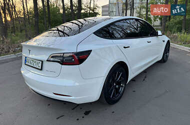 Седан Tesla Model 3 2022 в 