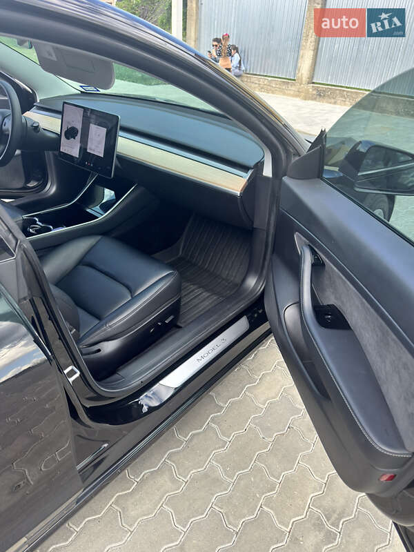 Седан Tesla Model 3 2020 в Ужгороде