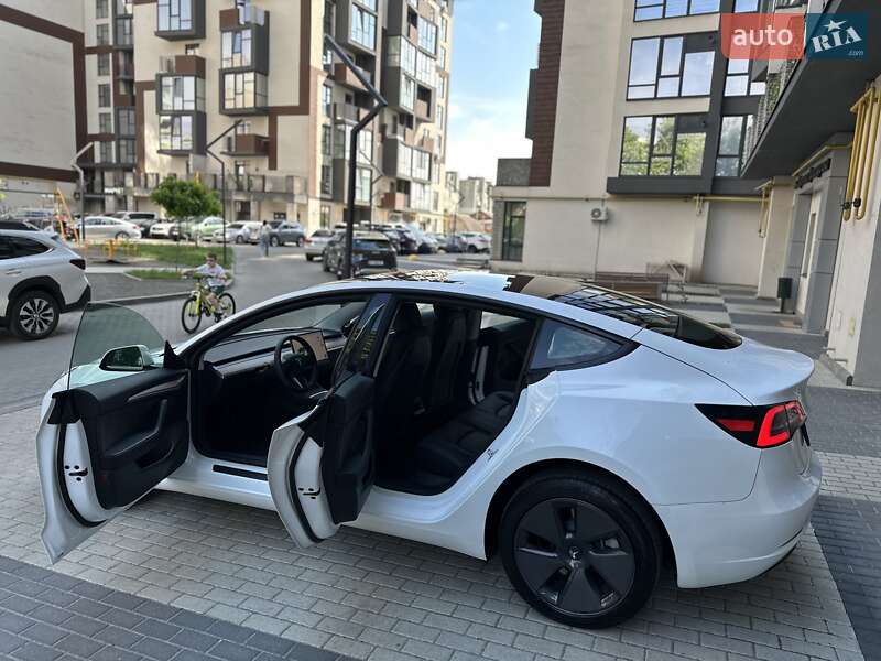 Седан Tesla Model 3 2023 в 