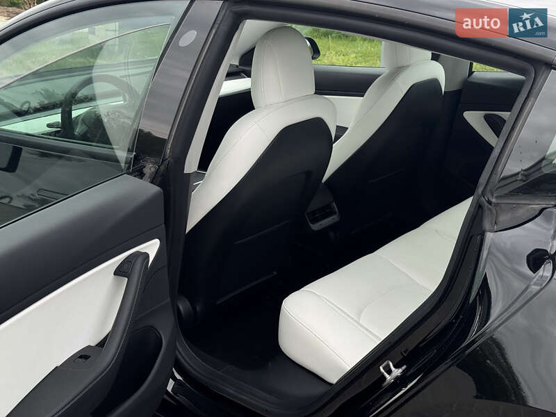 Седан Tesla Model 3 2020 в Львове