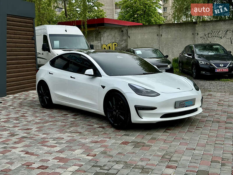 Седан Tesla Model 3 2021 в Виннице