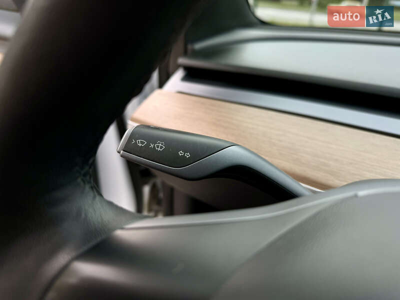 Седан Tesla Model 3 2021 в Виннице