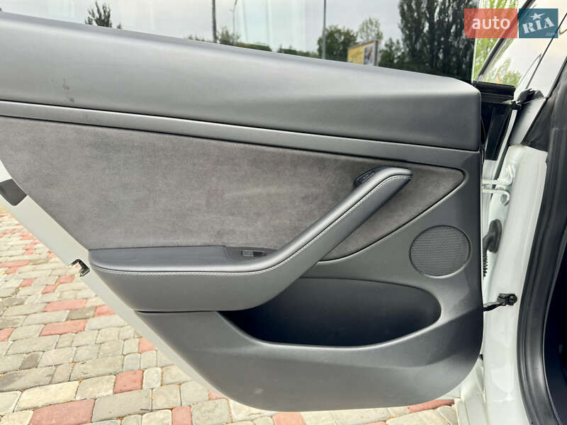 Седан Tesla Model 3 2021 в Виннице