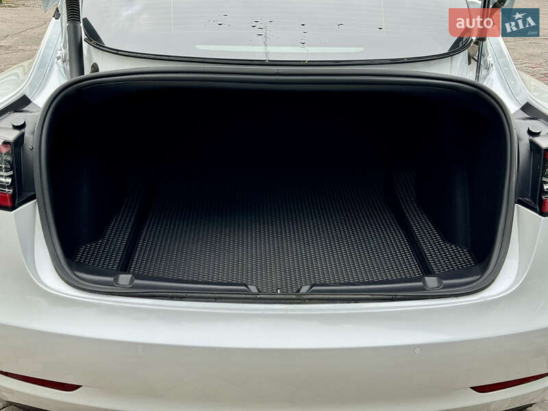 Седан Tesla Model 3 2021 в Виннице