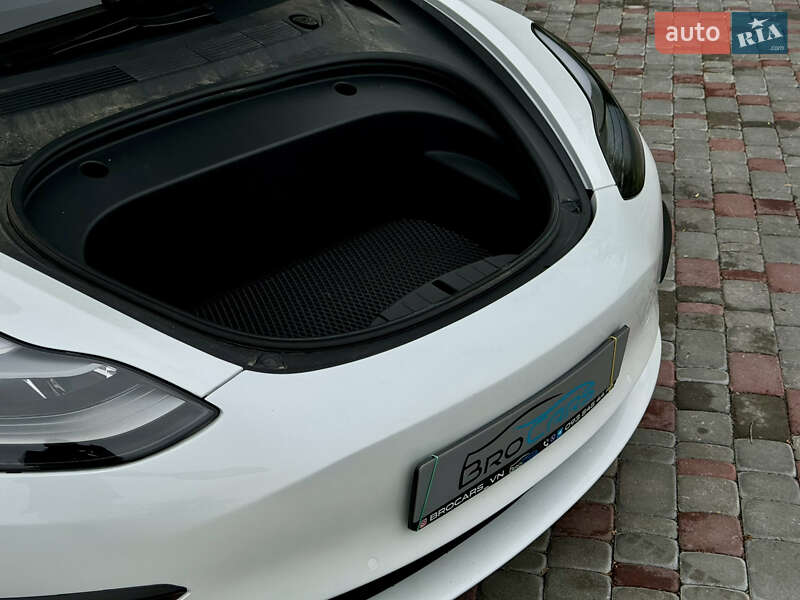 Седан Tesla Model 3 2021 в Виннице