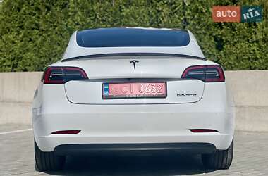 Седан Tesla Model 3 2022 в 