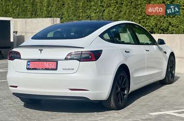 Седан Tesla Model 3 2022 в 