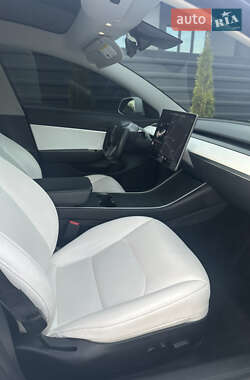 Седан Tesla Model 3 2020 в 