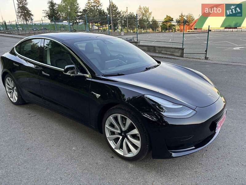 Седан Tesla Model 3 2020 в Ужгороді