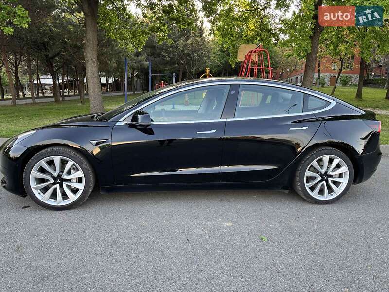Седан Tesla Model 3 2020 в Ужгороді