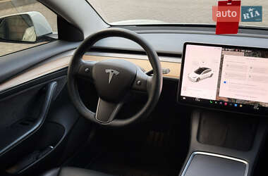 Седан Tesla Model 3 2021 в 