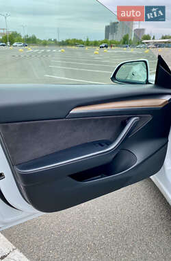Седан Tesla Model 3 2021 в 