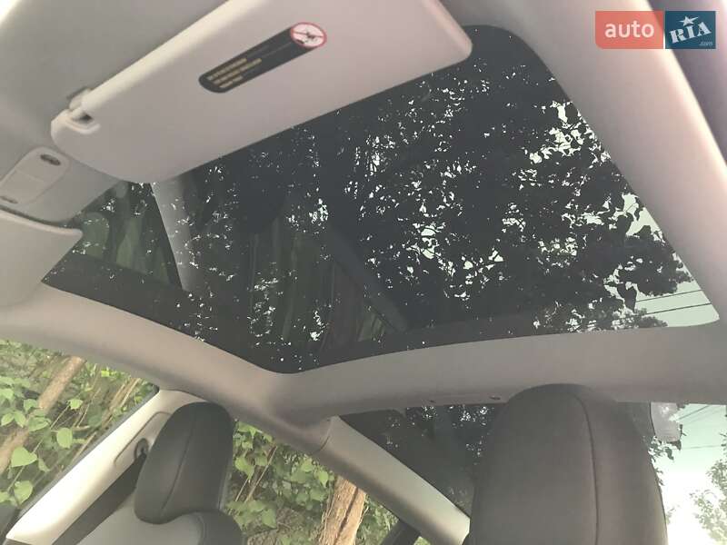 Седан Tesla Model 3 2023 в Рівному