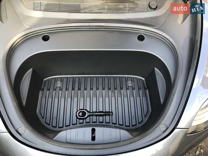 Седан Tesla Model 3 2023 в Рівному