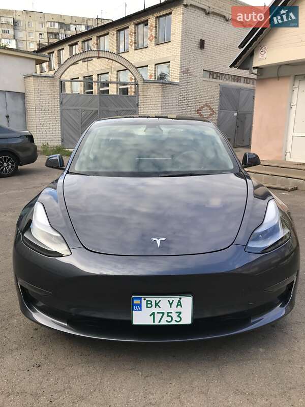 Седан Tesla Model 3 2023 в Рівному