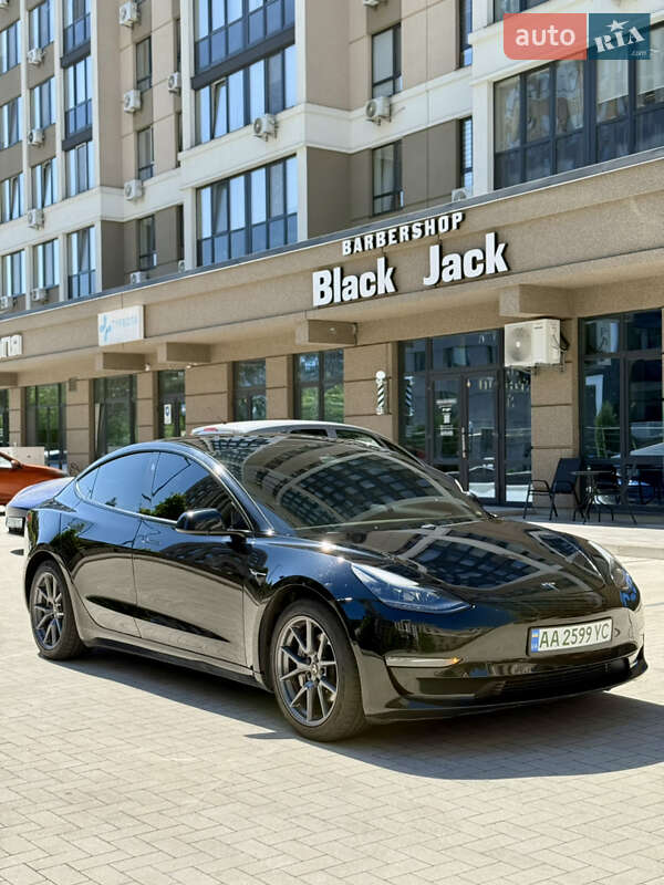 Седан Tesla Model 3 2021 в 