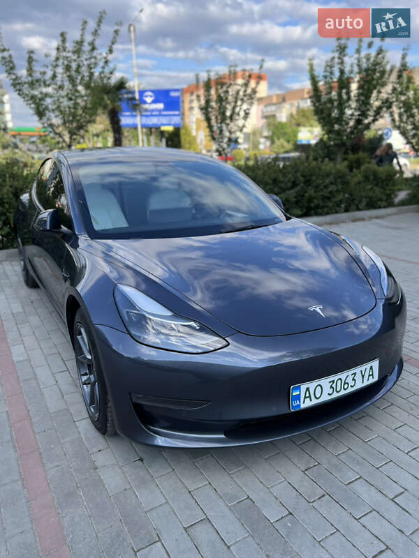 Седан Tesla Model 3 2022 в 