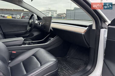 Седан Tesla Model 3 2020 в 