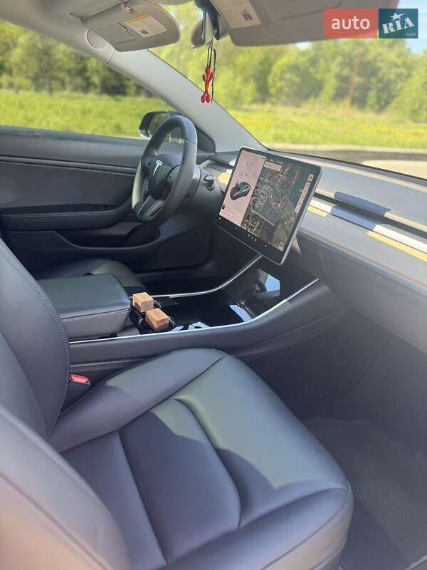 Седан Tesla Model 3 2020 в Львове