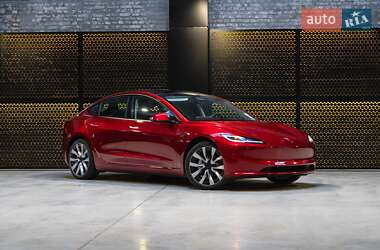 Седан Tesla Model 3 2024 в 