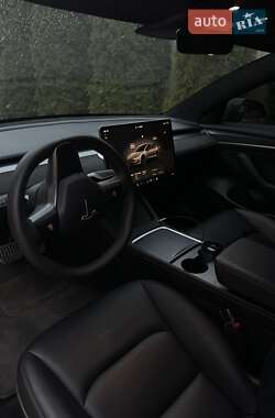 Седан Tesla Model 3 2023 в 