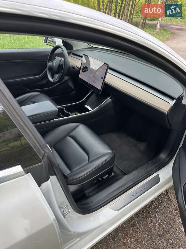 Седан Tesla Model 3 2020 в Житомире