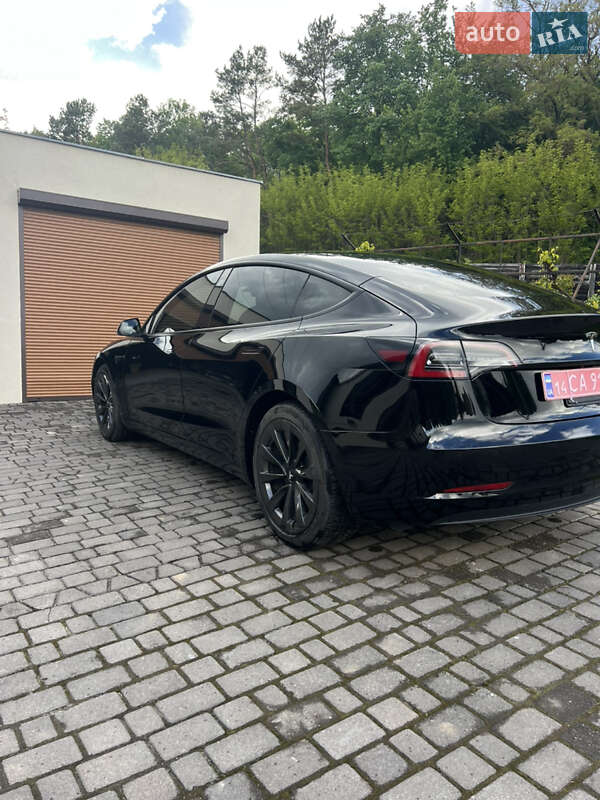 Седан Tesla Model 3 2022 в Ровно