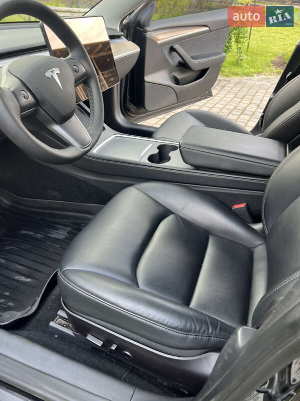 Седан Tesla Model 3 2022 в Ровно