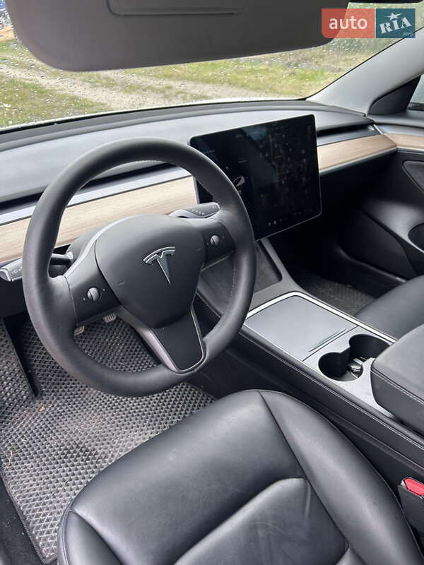 Седан Tesla Model 3 2021 в Львове