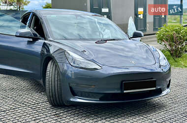 Седан Tesla Model 3 2022 в 
