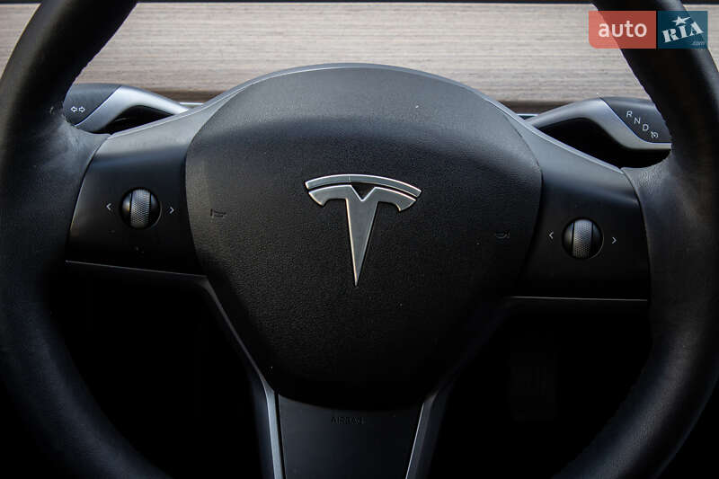 Седан Tesla Model 3 2022 в Львове