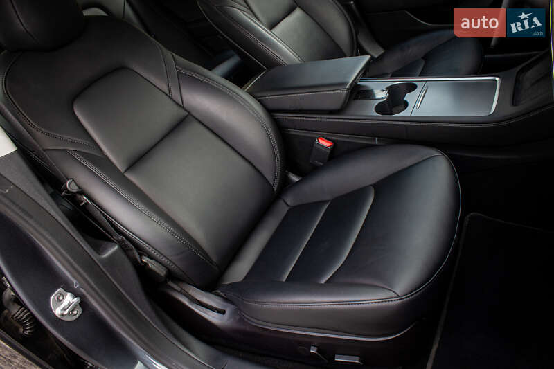 Седан Tesla Model 3 2022 в Львове