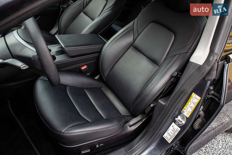 Седан Tesla Model 3 2022 в Львове