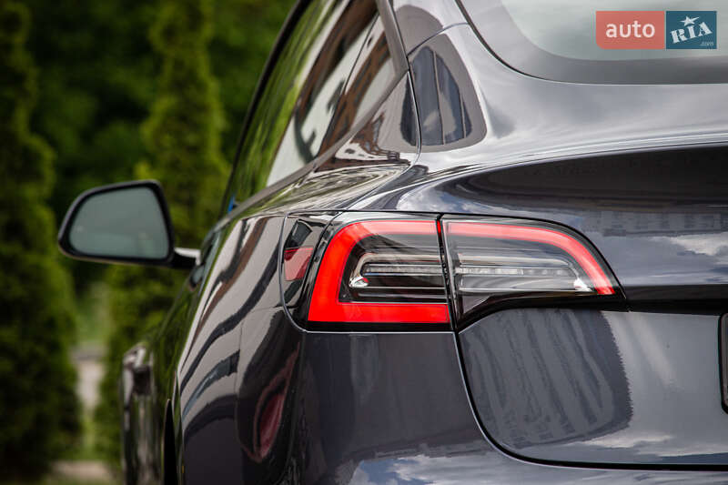 Седан Tesla Model 3 2022 в Львове