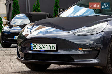 Седан Tesla Model 3 2022 в 