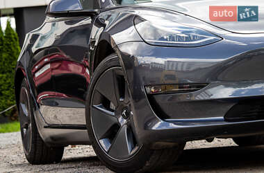 Седан Tesla Model 3 2022 в 