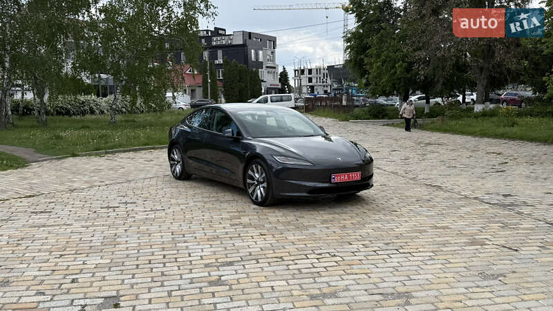 Седан Tesla Model 3 2024 в 