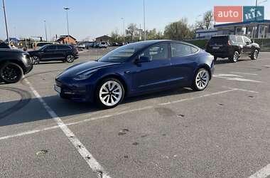 Седан Tesla Model 3 2022 в 