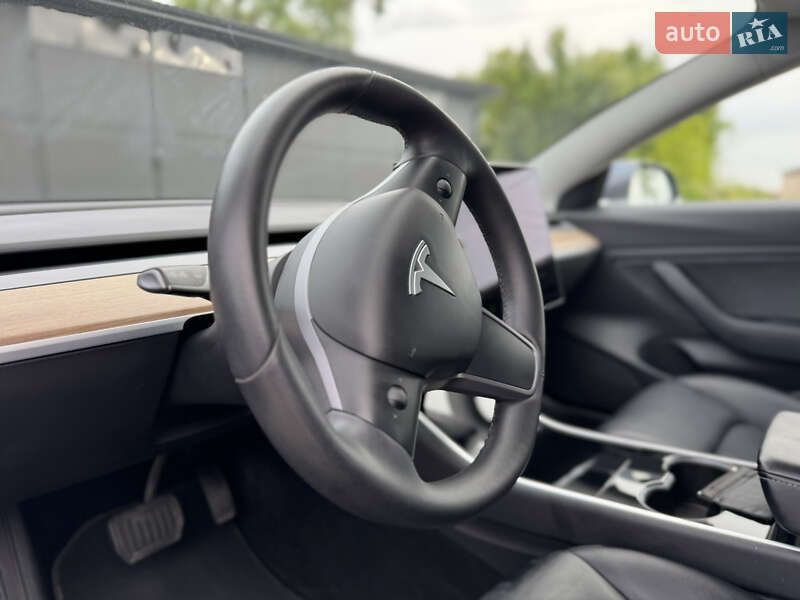 Седан Tesla Model 3 2019 в Ровно