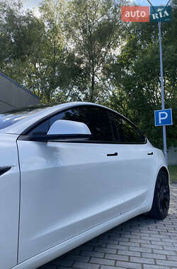 Седан Tesla Model 3 2021 в 