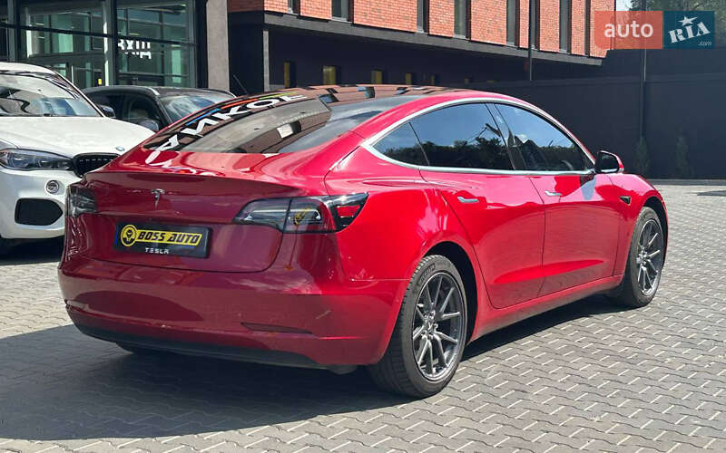 Седан Tesla Model 3 2019 в Чернівцях