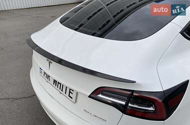 Седан Tesla Model 3 2022 в 