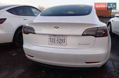 Седан Tesla Model 3 2022 в 