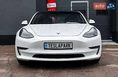 Седан Tesla Model 3 2022 в 