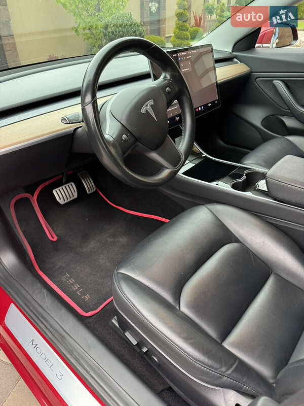 Седан Tesla Model 3 2019 в Черновцах
