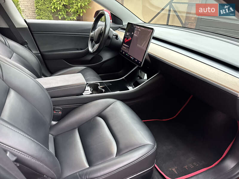 Седан Tesla Model 3 2019 в Черновцах