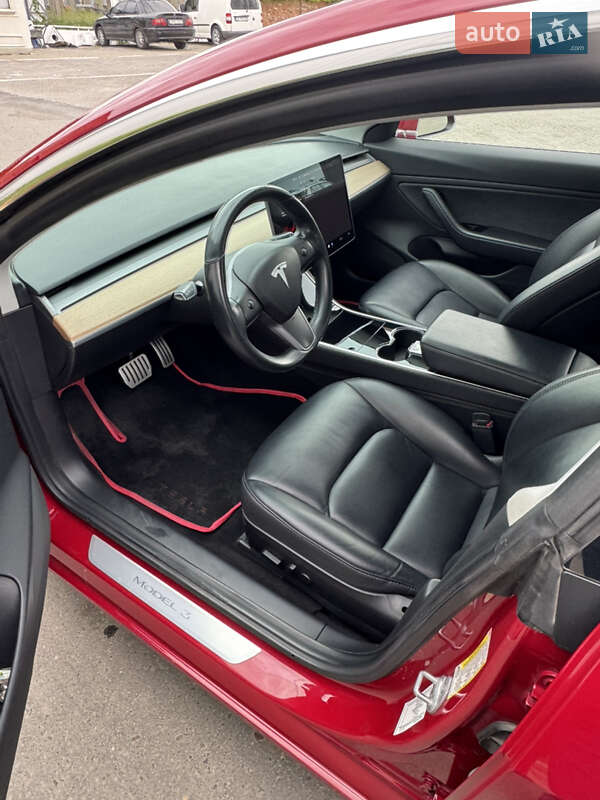 Седан Tesla Model 3 2019 в Черновцах