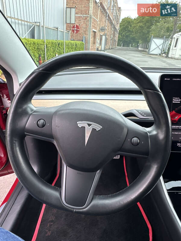 Седан Tesla Model 3 2019 в Черновцах